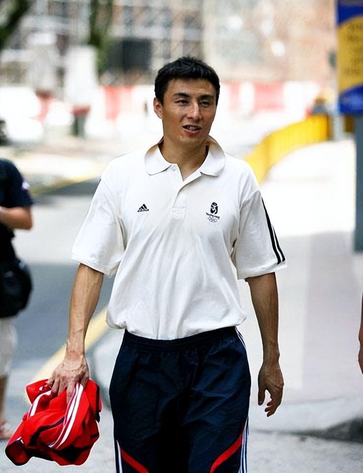 章泽天现身新加坡F1大奖赛 与赌王千金何超欣同框